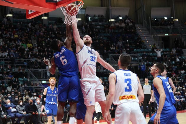 Tryggvi Hlinason (ISLAND) and Paul Biligha (ITALY) in action during FIBA World Cup Qualifiers - Italy vs Iceland, Iternational Basketball Teams in Bologna, Italy, February 27 2022  Copyright: xDavidexDixLallax xipa-agency.netx xx 0