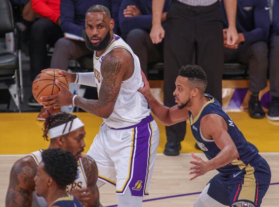 LeBron James 6 of the LA Lakers is guarded by CJ McCollum 3 of the New Orleans Pelicans, during an NBA, Basketball Herren, USA game between Los Angeles Lakers and New Orleans Pelicans, at Crypto.com Arena in Los Angeles, United States, 27 February 2022. Los Angeles Lakers vs New Orleans Pelicans !ACHTUNG: NUR REDAKTIONELLE NUTZUNG!  Copyright: xPHILLIPxKIMx AME9166 20220228-21db21557fe78f8436f2ad55568b90ea67ee14fe