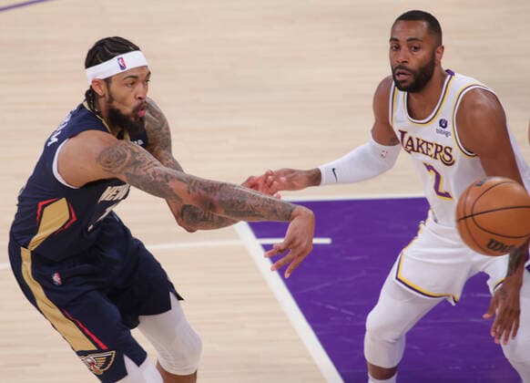 Brandon Ingram 14 of the New Orleans passes the ball to a teammate as Wayne Ellington 2 of the LA Lakers defends, during an NBA, Basketball Herren, USA game between Los Angeles Lakers and New Orleans Pelicans, at Crypto.com Arena in Los Angeles, United States, 27 February 2022. Los Angeles Lakers vs New Orleans Pelicans !ACHTUNG: NUR REDAKTIONELLE NUTZUNG!  Copyright: xPHILLIPxKIMx AME9213 20220228-bdc2363868600b17f604f7a0bb5cac2199103ca2