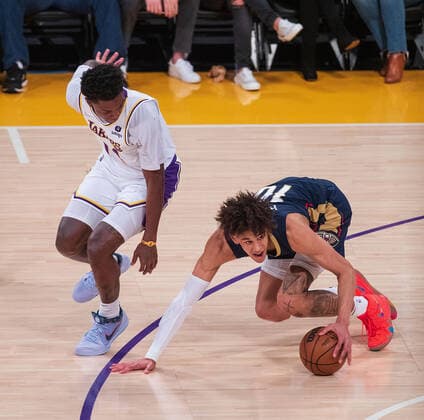 February 27, 2022, Los Angeles, California, USA: Jaxson Hayes 10 of the New Orleans Pelicans trips next to Stanley Johnson 14 of the Los Angeles Lakers during their NBA, Basketball Herren, USA game on Sunday February 27, 2022 at the Crypto.com Arena in Los Angeles, California. Lakers lose to Pelicans, 95-123. ARIANA RUIZ PI Los Angeles USA - ZUMAp124 20220227_zaa_p124_104 Copyright: xArianaxRuizx