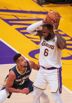 February 27, 2022, Los Angeles, California, USA: LeBron James 6 of the Los Angeles Lakers is looking to pass the ball as CJ McCollum 3 of the New Orleans Pelicans plays defense during their NBA, Basketball Herren, USA game on Sunday February 27, 2022 at the Crypto.com Arena in Los Angeles, California. Lakers lose to Pelicans, 95-123. ARIANA RUIZ PI Los Angeles USA - ZUMAp124 20220227_zaa_p124_115 Copyright: xArianaxRuizx