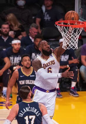 February 27, 2022, Los Angeles, California, USA: LeBron James 6 of the Los Angeles Lakers scores during their NBA, Basketball Herren, USA game against the New Orleans Pelicans on Sunday February 27, 2022 at the Crypto.com Arena in Los Angeles, California. Lakers lose to Pelicans, 95-123. ARIANA RUIZ PI Los Angeles USA - ZUMAp124 20220227_zaa_p124_116 Copyright: xArianaxRuizx