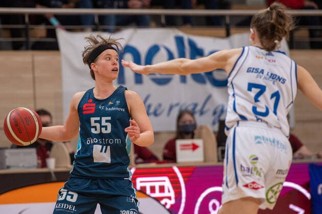 Halle, Germany 27 February 2022 1 BBL Women 2021 2022 Gisa Lions SV Halle vs Eisvoegel USC Freiburg v li Pauline Marie Mayer Freiburg and Charlotte Kreuter Halle SWH arena Sachsen Anhalt Copyright: xFotostandx xxBallaschx