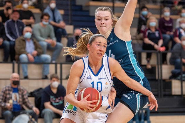 Halle, Germany 27 February 2022 1 BBL women 2021 2022 Gisa Lions SV Halle vs Eisvoegel USC Freiburg v li in duel Barbora Kasparkova Halle and Lina Sontag Freiburg SWH arena Saxony Anhalt Copyright: xFotostandx xxBallaschx