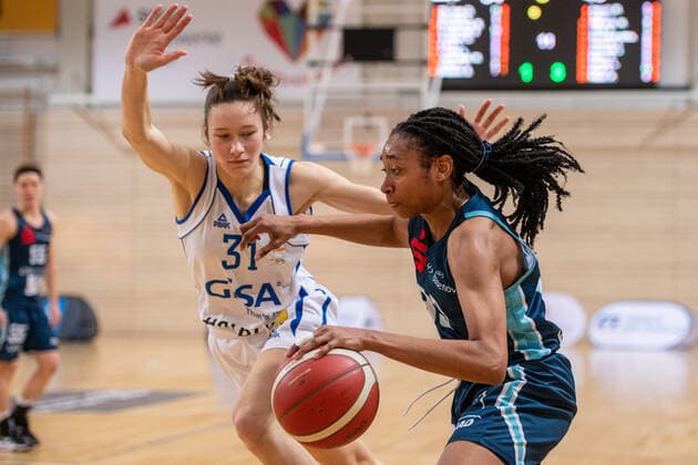 Halle, Germany 27 February 2022 1 BBL Women 2021 2022 Gisa Lions SV Halle vs Eisvoegel USC Freiburg v li in duel Charlotte Kreuter Halle and Christa Reed Freiburg SWH arena Saxony Anhalt Copyright: xFotostandx xxBallaschx