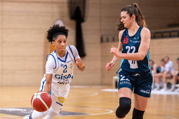 Halle, Germany 27 February 2022 1 BBL Women 2021 2022 Gisa Lions SV Halle vs Eisvoegel USC Freiburg v li in duel Deeshyra Thomas Halle and Andjelina Radic Freiburg SWH arena Sachsen Anhalt Copyright: xFotostandx xxBallaschx