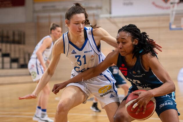 Halle, Germany 27 February 2022 1 BBL women 2021 2022 Gisa Lions SV Halle vs Eisvoegel USC Freiburg v li in duel Charlotte Kreuter Halle and Christa Reed Freiburg SWH arena Sachsen Anhalt Copyright: xFotostandx xxBallaschx