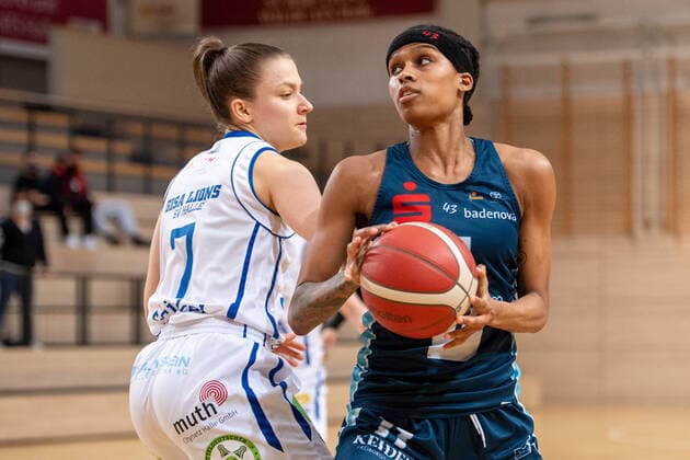 Halle, Germany 27 February 2022 1 BBL Women 2021 2022 Gisa Lions SV Halle vs Eisvoegel USC Freiburg v li in duel Laura Schinkel Halle and Hannah Little Freiburg SWH arena Saxony Anhalt Copyright: xFotostandx xxBallaschx
