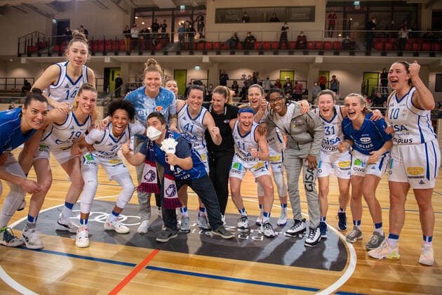 Halle, Germany 27 February 2022 1 BBL Women 2021 2022 Gisa Lions SV Halle vs Eisvoegel USC Freiburg The team of Halle celebrates with their fans the victory over Freiburg SWH arena Sachsen Anhalt Copyright: xFotostandx xxBallaschx