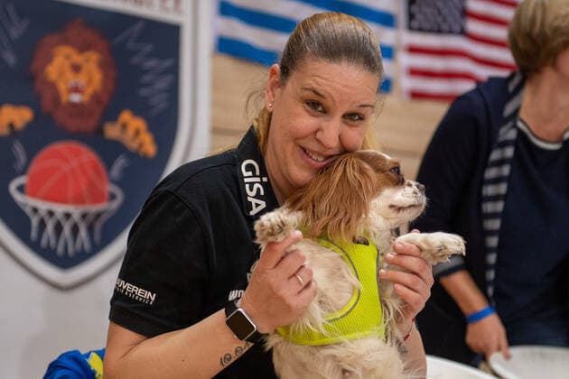 Halle, Germany 27 February 2022 1 BBL Women 2021 2022 Gisa Lions SV Halle vs Eisvoegel USC Freiburg Head Coach Katerina Hatzidaki Halle with dog SWH arena Sachsen Anhalt Copyright: xFotostandx xxBallaschx