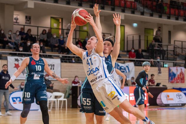 Halle, Germany 27 February 2022 1 BBL women 2021 2022 Gisa Lions SV Halle vs Eisvoegel USC Freiburg v li in duel Eilidh Simpson Halle and Pauline Marie Mayer Freiburg SWH arena Sachsen Anhalt Copyright: xFotostandx xxBallaschx
