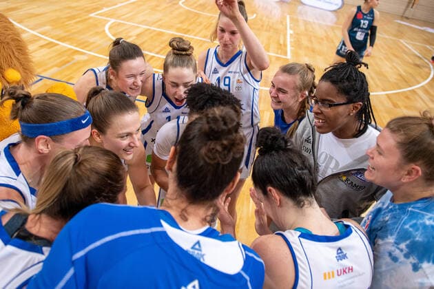 Halle, Germany 27 February 2022 1 BBL Women 2021 2022 Gisa Lions SV Halle vs Eisvoegel USC Freiburg The players of Halle cheer about the victory SWH arena Sachsen Anhalt Copyright: xFotostandx xxBallaschx