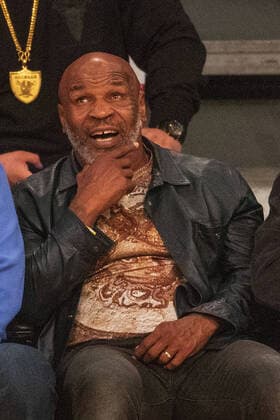 February 27, 2022, Los Angeles, California, USA: Mike Tyson attends the NBA, Basketball Herren, USA game between the Los Angeles Lakers and the New Orleans Pelicans on Sunday February 27, 2022 at the Crypto.com Arena in Los Angeles, California. Lakers lose to Pelicans, 95-123. ARIANA RUIZ PI Los Angeles USA - ZUMAp124 20220227_zaa_p124_142 Copyright: xArianaxRuizx