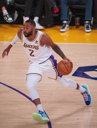 February 27, 2022, Los Angeles, California, USA: Wayne Ellington 2 of the Los Angeles Lakers runs with the ball during their NBA, Basketball Herren, USA game against the New Orleans Pelicans on Sunday February 27, 2022 at the Crypto.com Arena in Los Angeles, California. Lakers lose to Pelicans, 95-123. ARIANA RUIZ PI Los Angeles USA - ZUMAp124 20220227_zaa_p124_149 Copyright: xArianaxRuizx
