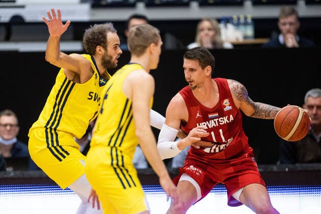 220228 Tomislav Zubic of Croatia and Denzel Andersson of Sweden during the FIBA World Cup Qualifier game between Sweden and Croatia on February 28, 2022 in Norrköping,  Copyright: PETERxHOLGERSSON BB220228PH013