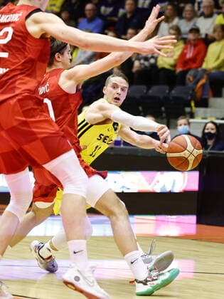 Sweden s Ludvig Hakanson during the FIBA Basketball World Cup 2023 European qualifier group C between Sweden and Croatia at Stadium Arena in Norrkoping, Sweden, on Feb 28, 2022 NORRKOPING SWEDEN x60160x,  Copyright: xStefanxJerrevang TTx BASKETBALL WC QUALIFIER SWEDEN-CROATIA