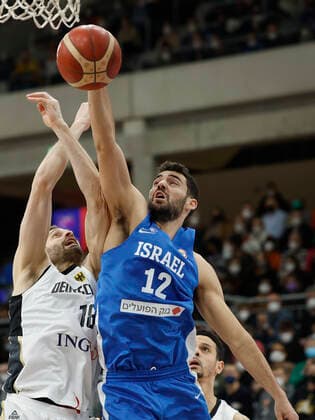 28 02 2022, Germany vs Israel, FIBA Basketball World Cup Qualifiers, Group D, GER, Heidelberg, SNP dome, Picture from the left side , Jonas Wohlfarth Bottermann Germany and Rafi Menco Israel Copyright: HMBxMedia xHeikoxBecker