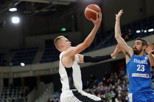 28 02 2022, Germany vs Israel, FIBA Basketball World Cup Qualifiers, Group D, GER, Heidelberg, SNP dome, Picture from the left side , Robin Benzing Germany and Bar Timor Israel Copyright: HMBxMedia xHeikoxBecker