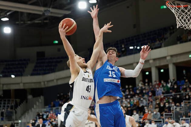 28 02 2022, Germany vs Israel, FIBA Basketball World Cup Qualifiers, Group D, GER, Heidelberg, SNP dome, Picture from the left side , Christian Sengfelder Germany and Jake Cohen Israel Copyright: HMBxMedia xHeikoxBecker