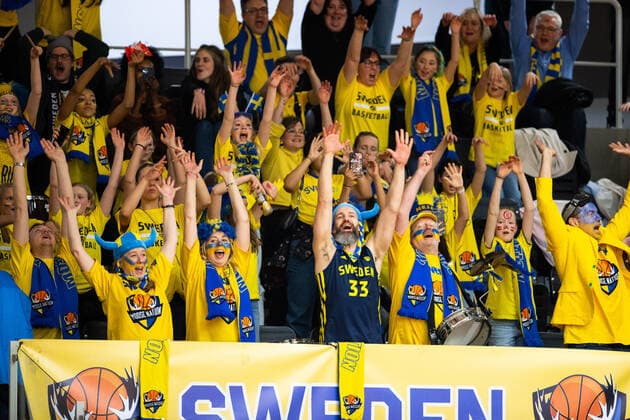 220228 Fans of Sweden celebrates during the FIBA World Cup Qualifier game between Sweden and Croatia on February 28, 2022 in Norrköping,  Copyright: PETERxHOLGERSSON BB220228PH036