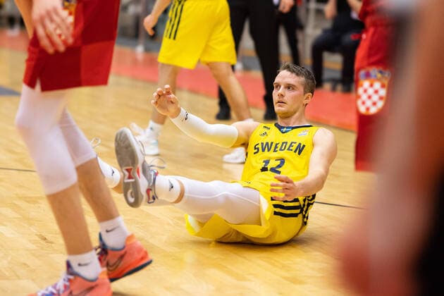 220228 Ludvig Hakansson of Sweden looks dejected during the FIBA World Cup Qualifier game between Sweden and Croatia on February 28, 2022 in Norrköping,  Copyright: PETERxHOLGERSSON BB220228PH050