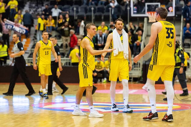 220228 Players of Sweden look dejected during the FIBA World Cup Qualifier game between Sweden and Croatia on February 28, 2022 in Norrköping,  Copyright: PETERxHOLGERSSON BB220228PH054
