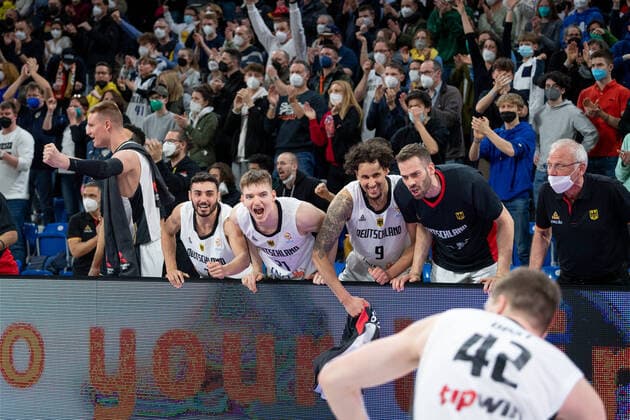 Basketball Heidelberg 28 02 2022 World Cup Qualifiers FIBA Basketball World Cup European Qualifiers Germany GER Israel ISR Cheers Germany Robin Benzing Germany, No 12 Max Di Leo Germany, No 07 Justus Hollatz Germany, No 21 Michael Kessens Germany, No 09 Jonas Wohlfarth Bottermann Germany, No 18 vlnr Andreas Obst Germany, No 42