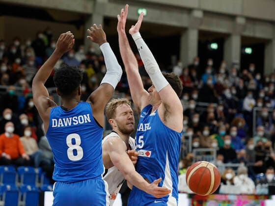 28 02 2022, Germany vs Israel, FIBA Basketball World Cup Qualifiers, Group D, GER, Heidelberg, SNP dome, Picture from the left side , Shawn Dawson Israel , Christian Sengfelder Germany and Jake Cohen Israel Copyright: HMBxMedia xHeikoxBecker