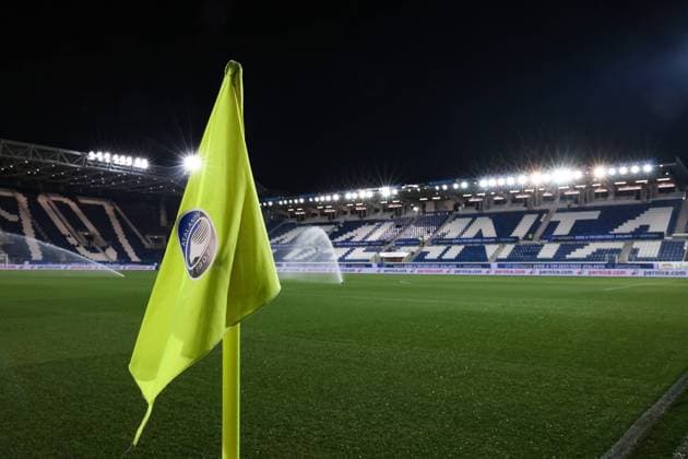 Bergamo, Italy, 28th February 2022. An Atalanta BC branded corner flag is seen in a general view of the stadium during the Serie A match at Gewiss Stadium, Bergamo. Picture credit should read: Jonathan Moscrop Sportimage EDITORIAL USE ONLY. No use with unauthorised audio, video, data, fixture lists, club league logos or live services. Online in-match use limited to 120 images, no video emulation. No use in betting, games or single club league player publications. SPI-1552-0062