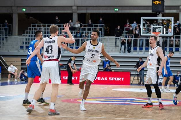 Basketball Heidelberg 28 02 2022 World Cup Qualifiers FIBA Basketball World Cup European Qualifiers Germany GER Israel ISR Johannes Thiemann Germany, No 32 Christian Sengfelder Germany, No 43 Andreas Obst Germany, No 42 re Jubel