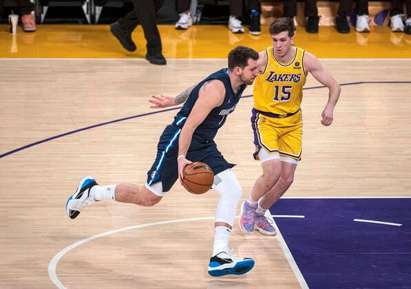 March 1, 2022, Los Angeles, California, USA: Luka Doncic 77 of the Dallas Mavericks is defended by Austin Reaves 15 of the Los Angeles Lakers during their NBA, Basketball Herren, USA game on Tuesday March 1, 2022 at Crypto.com Arena in Los Angeles, California. Lakers lose to Mavericks, 104-109. PI Los Angeles USA - ZUMAp124 20220301_zaa_p124_001 Copyright: xJAVIERxROJASx