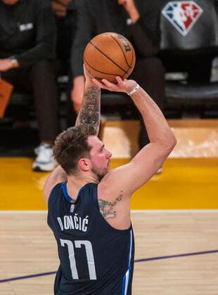 March 1, 2022, Los Angeles, California, USA: Luka Doncic 77 of the Dallas Mavericks puts up free throw during their NBA, Basketball Herren, USA game against the Los Angeles Lakers on Tuesday March 1, 2022 at Crypto.com Arena in Los Angeles, California. Lakers lose to Mavericks, 104-109. PI Los Angeles USA - ZUMAp124 20220301_zaa_p124_004 Copyright: xJAVIERxROJASx