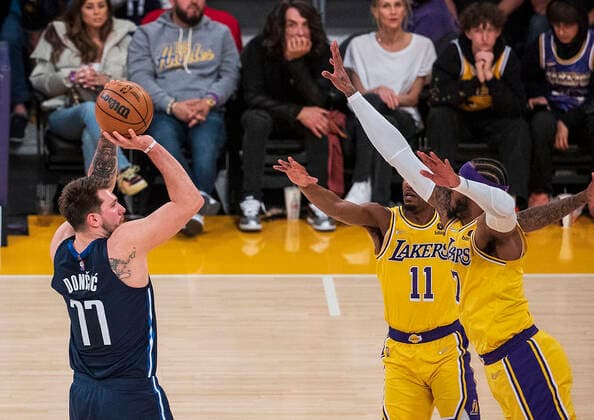 March 1, 2022, Los Angeles, California, USA: Luka Doncic 77 of the Dallas Mavericks puts up a three point shot over the Los Angeles Lakers defenders during their NBA, Basketball Herren, USA game on Tuesday March 1, 2022 at Crypto.com Arena in Los Angeles, California. Lakers lose to Mavericks, 104-109. PI Los Angeles USA - ZUMAp124 20220301_zaa_p124_005 Copyright: xJAVIERxROJASx