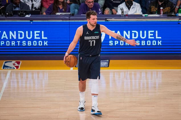 March 1, 2022, Los Angeles, California, USA: Luka Doncic 77 of the Dallas Mavericks sets up a play during their NBA, Basketball Herren, USA game against the Los Angeles Lakers on Tuesday March 1, 2022 at Crypto.com Arena in Los Angeles, California. Lakers lose to Mavericks, 104-109. PI Los Angeles USA - ZUMAp124 20220301_zaa_p124_007 Copyright: xJAVIERxROJASx