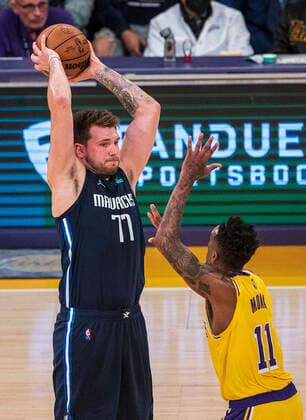 March 1, 2022, Los Angeles, California, USA: Luka Doncic 77 of the Dallas Mavericks looks to pass the ball over Malik Monk 11 of the Los Angeles Lakers during their NBA, Basketball Herren, USA game on Tuesday March 1, 2022 at Crypto.com Arena in Los Angeles, California. Lakers lose to Mavericks, 104-109. PI Los Angeles USA - ZUMAp124 20220301_zaa_p124_008 Copyright: xJAVIERxROJASx