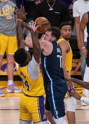 March 1, 2022, Los Angeles, California, USA: Luka Doncic 77 of the Dallas Mavericks looks to pass the ball over Stanley Johnson 14 of the Los Angeles Lakers during their NBA, Basketball Herren, USA game on Tuesday March 1, 2022 at Crypto.com Arena in Los Angeles, California. Lakers lose to Mavericks, 104-109. PI Los Angeles USA - ZUMAp124 20220301_zaa_p124_012 Copyright: xJAVIERxROJASx