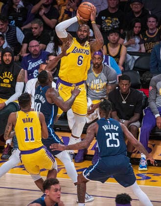 March 1, 2022, Los Angeles, California, USA: LeBron James 6 of the Los Angeles Lakers passes the ball during their NBA, Basketball Herren, USA game against the Dallas Mavericks on Tuesday March 1, 2022 at Crypto.com Arena in Los Angeles, California. Lakers lose to Mavericks, 104-109. PI Los Angeles USA - ZUMAp124 20220301_zaa_p124_018 Copyright: xJAVIERxROJASx