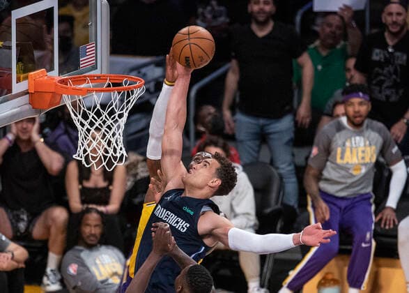 March 1, 2022, Los Angeles, California, USA: Dwight Powell 7 of the Dallas Mavericks goes for a dunk during their NBA, Basketball Herren, USA game against the Los Angeles Lakers on Tuesday March 1, 2022 at Crypto.com Arena in Los Angeles, California. Lakers lose to Mavericks, 104-109. PI Los Angeles USA - ZUMAp124 20220301_zaa_p124_024 Copyright: xJAVIERxROJASx