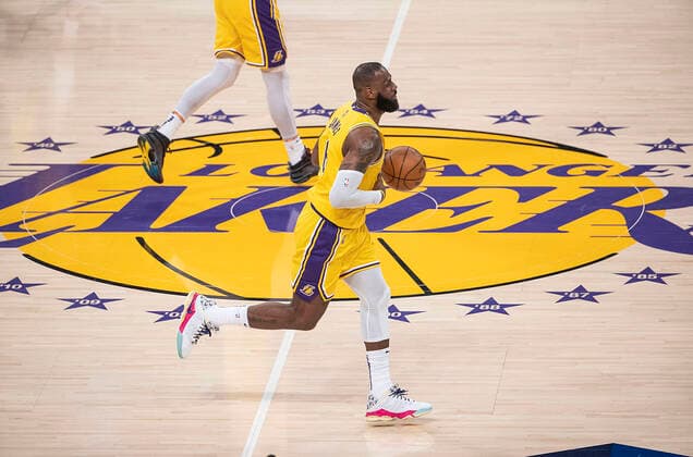 March 1, 2022, Los Angeles, California, USA: LeBron James 6 of the Los Angeles Lakers during their NBA, Basketball Herren, USA game against the Dallas Mavericks on Tuesday March 1, 2022 at Crypto.com Arena in Los Angeles, California. Lakers lose to Mavericks, 104-109. PI Los Angeles USA - ZUMAp124 20220301_zaa_p124_030 Copyright: xJAVIERxROJASx
