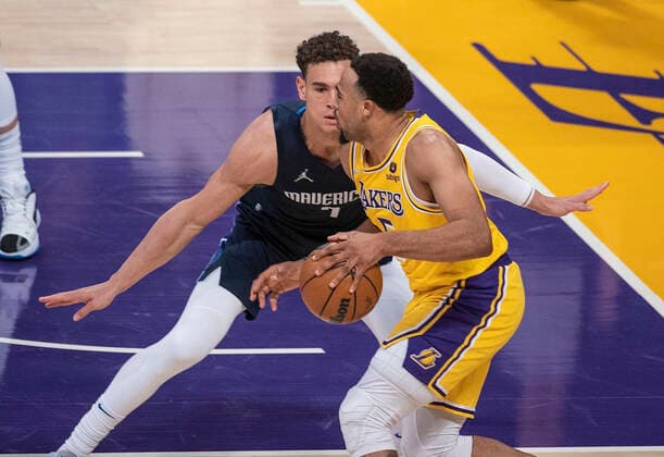 March 1, 2022, Los Angeles, California, USA: Talen Horton-Tucker 5 of the Los Angeles Lakers is defended by Dwight Powell 7 of the Dallas Mavericks during their NBA, Basketball Herren, USA game on Tuesday March 1, 2022 at Crypto.com Arena in Los Angeles, California. Lakers lose to Mavericks, 104-109. PI Los Angeles USA - ZUMAp124 20220301_zaa_p124_035 Copyright: xJAVIERxROJASx