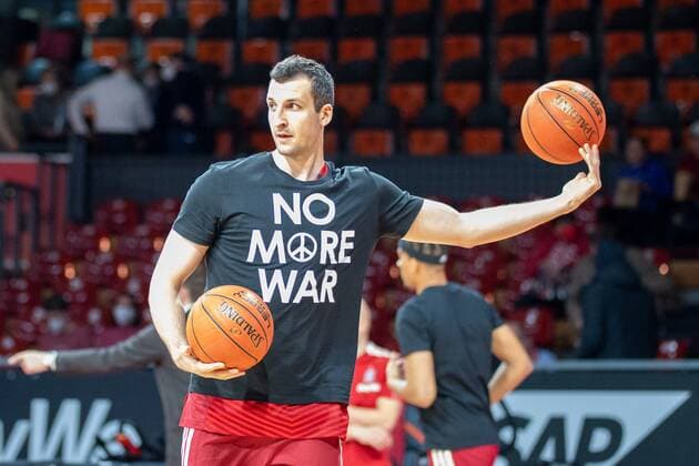 Paul Zipser 16 FC Bayern , during warmup, shirt no more war, FC Bayern Basketball vs Hamburg Towers, easyCredit BBL, 02 03 2022 Muenchen Bayern Germany Copyright: xkolbert-press UlrichxGamelx