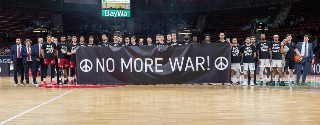 Team with poster no more war, FC Bayern Basketball vs Hamburg Towers, easyCredit BBL, 02 03 2022 Munich Bavaria Germany Copyright: xkolbert-press UlrichxGamelx