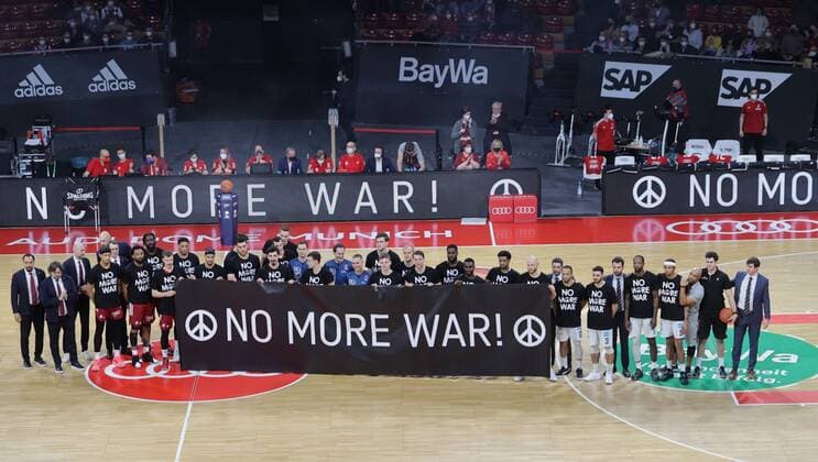 Teams before the start of the game with statement against Russia Ukraine war basketball, FC Bayern Hamburg, on 2 03 2022, Basketball Bundesliga, FC Bayern Munich Basketball Hamburg Towers, season 2021 2022, in Munich, A U D I D O M E, Germany Source Copyright Credit Oryk HAIST xx