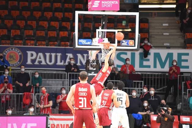 Nick Weiler Babb 0 FC Bayern , Dunk in the course of which he fell heavily, FC Bayern Basketball vs Hamburg Towers, easyCredit BBL, 02 03 2022 Muenchen Bayern Germany Copyright: xkolbert-press UlrichxGamelx