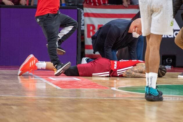 Nick Weiler Babb 0 FC Bayern after the fall , FC Bayern Basketball vs Hamburg Towers, easyCredit BBL, 02 03 2022 Muenchen Bayern Germany Copyright: xkolbert-press UlrichxGamelx