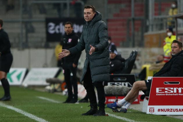 02 03 2022, xgox, football 3 league, Hallescher FC FC Viktoria 1889 Berlin emspor, v l David Pietrzyk Berlin, interim coach gives instructions, gestures with his arms, gesticulate, gives instructions DFL DFB REGULATES PROHIBIT ANY USE OF PHOTOGRAPHS AS IMAGE SEQUENCES AND OR QUASI VIDEO Halle Saale