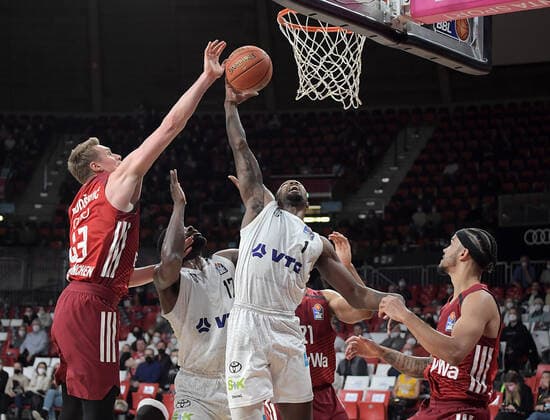 02 03 2022, xemx, Basketball BBL Bundesliga, FC Bayern Muenchen Basketball Hamburg Towers emspor, v l Leon Radosevic FC Bayern Basketball , Eddy Edigin Hamburg Towers , Zach Brown Hamburg Towers , Nick Weiler Babb FC Bayern Basketball duel, action, action, battle for the ball Muenchen