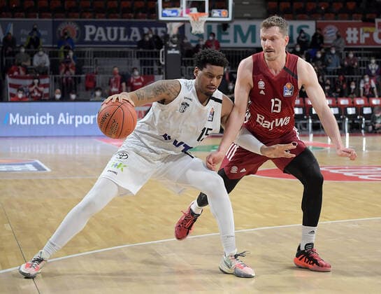 02 03 2022, xemx, Basketball BBL Bundesliga, FC Bayern Muenchen Basketball Hamburg Towers emspor, v l Trevon Bluiett Hamburg Towers , Andreas Obst FC Bayern Basketball Zweikampf, action, battle for the ball Muenchen