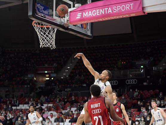 02 03 2022, xemx, Basketball BBL Bundesliga, FC Bayern Muenchen Basketball Hamburg Towers emspor, v l Augustine Rubit FC Bayern Basketball , Jaylon Brown Hamburg Towers with basket Muenchen