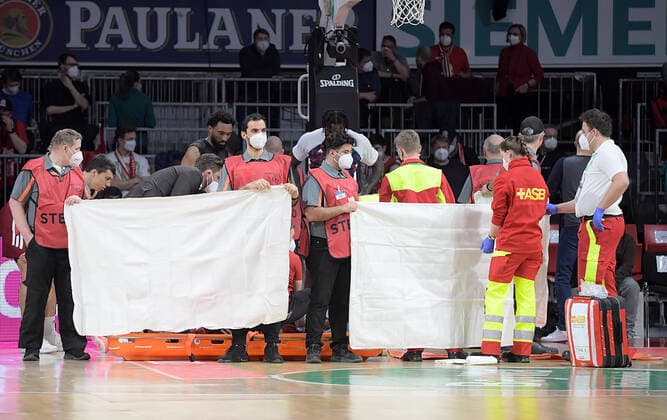 02 03 2022, xemx, basketball BBL Bundesliga, FC Bayern Muenchen basketball Hamburg Towers emspor, v l Nick Weiler Babb FC Bayern basketball injured badly is treated Muenchen